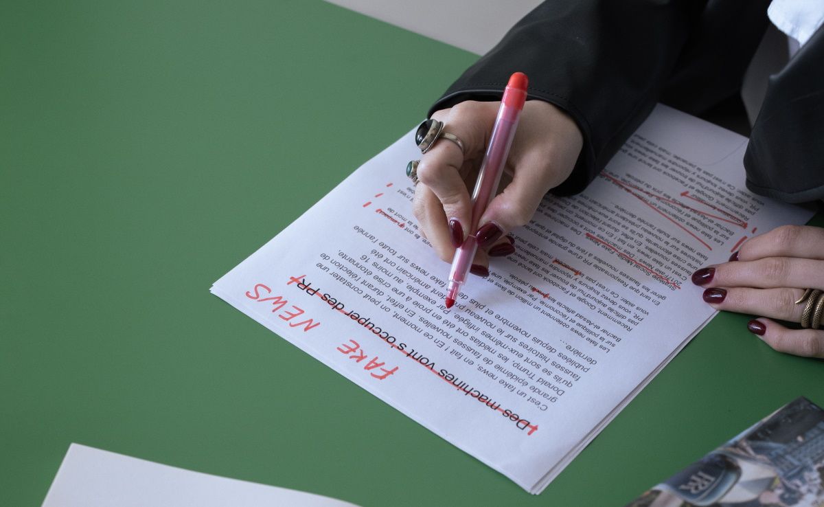 一只手在纸上纠正某些字词