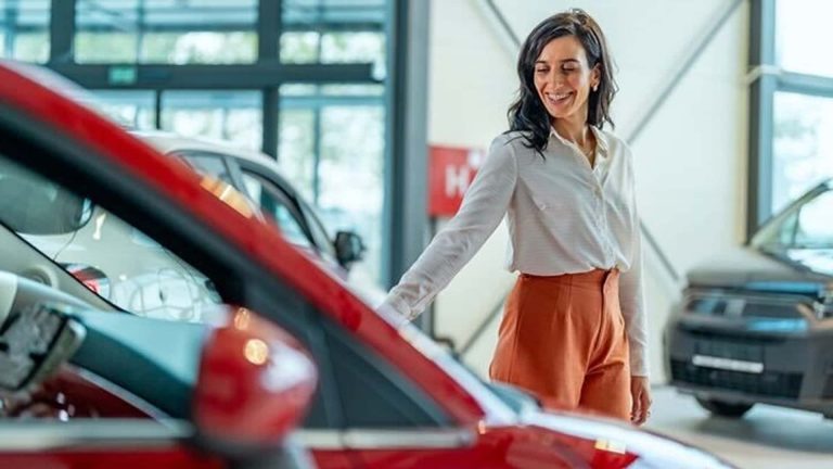 女性在电动车采纳方面落后：研究显示