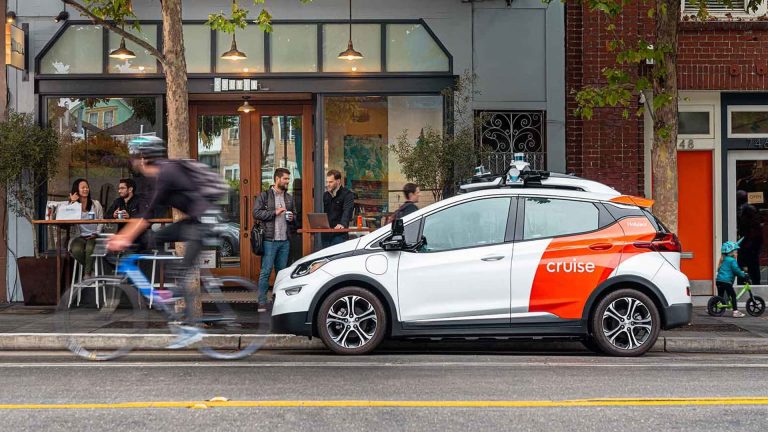 通用汽车转型，Cruise Robotaxi服务终止