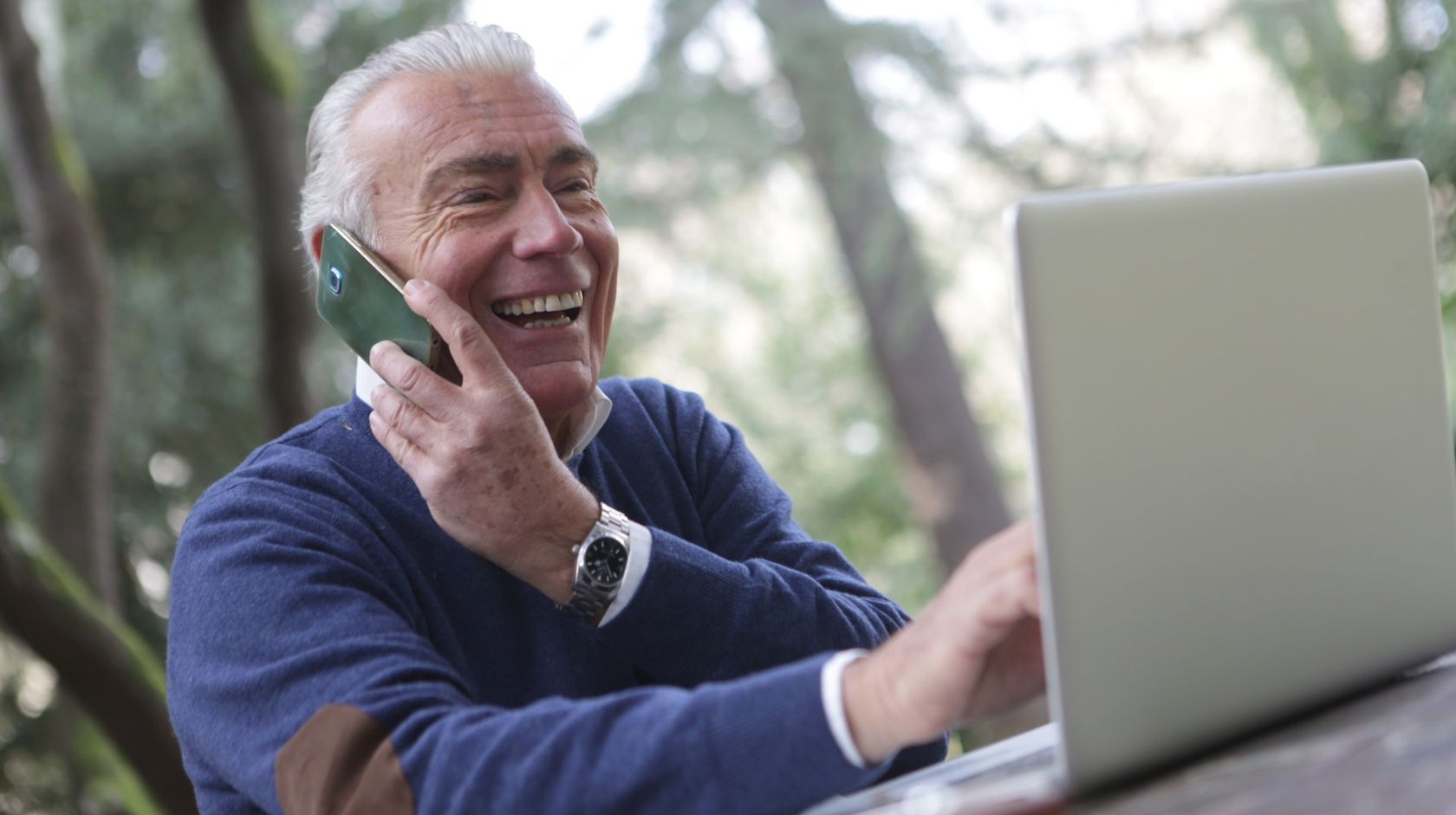 男子使用手机和笔记本电脑